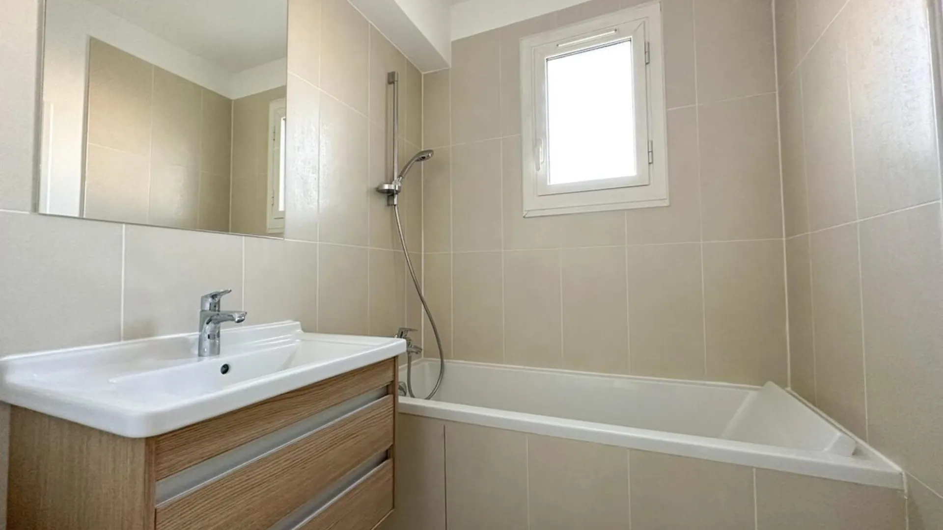 Flexliving - - Remusat Holiday home